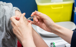 Có nên tiêm vắc xin viêm não mô cầu?