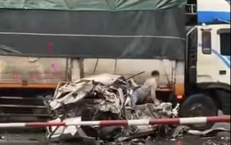 Ô tô nát bươm sau tai nạn, tài xế thoát chết thần kỳ, tự mở cửa chui ra ngoài