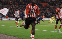 Sunderland quả cảm, Arsenal đánh rơi chiến thắng phút bù giờ