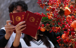 Đám cưới kiểu mới ở Trung Quốc: Trong quán bar, ga tàu và giữa đỉnh núi tuyết