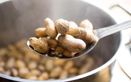 Người phụ nữ 56 tuổi mỗi ngày đều ăn 1 nắm lạc luộc, nửa năm đi khám, kết quả khiến bác sĩ bất ngờ