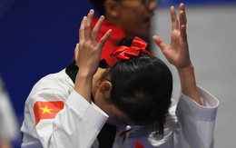 Tuyển thủ Việt Nam ôm đầu buồn bã khi thua đầy tranh cãi ở chung kết SEA Games, BHL khiếu nại cực căng