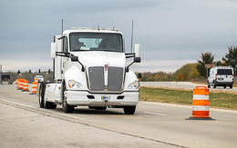 Phát minh "chưa từng có từ kỹ sư Mỹ": Xe điện vừa sạc vừa đi ở tốc độ 105 km/h