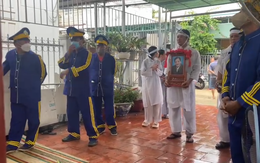 "Khi tôi thắp nhang cho anh Thương Tín, vừa cắm cây nhang xuống thì bóng đèn bên phải nổ, tắt luôn"