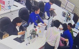 Kiểm tra điện thoại của vị khách đến rút sổ tiết kiệm 900 triệu: Nhân viên ngân hàng phát hiện chuỗi tin nhắn lạ, liền thông báo khẩn cho công an