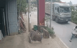 Vụ đẩy đại úy CSGT vào đầu xe tải đang lao tới: Có tính chất côn đồ, hung hãn