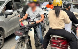 Những làn khói đen từ giao thông góp phần 'bóp nghẹt' bầu không khí Hà Nội