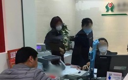 Con trai rút 100 tỷ mẹ qua đời để lại, nhân viên ngân hàng quyết không trả: Anh không có quyền!