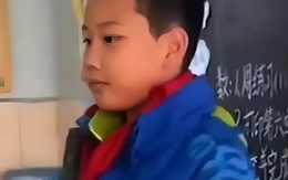 Phát hiện ký tự khó hiểu trên áo con trai, mẹ tra hỏi rồi bật khóc nức nở: Con tôi mới 9 tuổi nhưng quá bản lĩnh!
