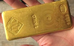 Phát hiện thỏi vàng 1 kg trị giá hơn 4 tỷ đồng dưới bồn tắm, người đàn ông suýt vứt cả ‘kho báu’ vào sọt rác