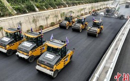 Kỳ tích xây dựng tại Trung Quốc: Rải 8.000 tấn nhựa đường, hoàn thiện tuyến cao tốc huyết mạch chỉ trong 6 giờ