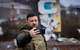 Tổng thống Ukraine mặc áo chống đạn đến Kupiansk sau chiến thắng quan trọng