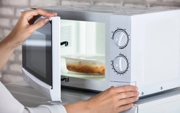 Mở cửa lò vi sóng khi đang quay thức ăn có sao không? Rất nhiều người đang hiểu nhầm