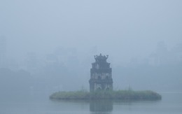 Sáng thứ Bảy, Hà Nội khác lạ khi hứng trọn combo sương mù, ô nhiễm, mưa lạnh