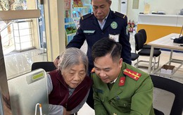 Sau khi tải xuống một ứng dụng, cụ bà đến ngân hàng mở tài khoản, chuẩn bị nạp tiền thì công an xã có mặt, phối hợp với nhân viên LPBank xác minh giao dịch