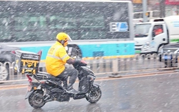 Đi 10km trong mưa để giao một đơn hàng, shipper tuyên bố 1 câu khiến ai cũng thấm