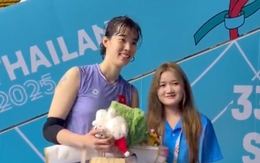 Tuyển bóng chuyền nữ Malaysia chờ 20 phút để chụp ảnh cùng ngôi sao Việt Nam