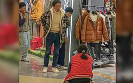 Người vợ quỳ gối xin chồng mua chiếc áo hơn 1 triệu đồng: Câu chuyện khiến 60 triệu người phẫn nộ!