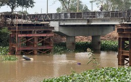 Xe quá tải làm sập cầu ở Tây Ninh