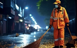 Bác lao công quét đường nhặt được bọc tiền 1,4 tỷ, đứng canh bên vỉa hè suốt 3 tiếng giữa đêm đông