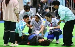 Đối thủ Malaysia đánh vào chỗ hiểm, võ sĩ Việt Nam ngất lịm, nhập viện gấp, bị xử thua cay đắng