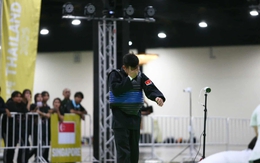 Võ sĩ Việt Nam khóc nức nở vì vừa bị đối thủ Thái Lan chơi xấu lại bị trọng tài xử ép