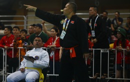 Võ sĩ Việt Nam bị xử ép, HLV phá luật lao thẳng vào sân cãi trọng tài và cái kết