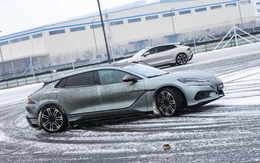 Tôi sang Trung Quốc trải nghiệm đường đua khổng lồ phủ trong tuyết dày của BYD: Leo dốc cát, bơi trong nước, nghiêng 30 độ đều trong ‘1 nốt nhạc’