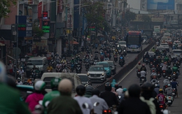 Không khí ô nhiễm bao trùm những ngày cuối năm: Hà Nội mù mịt, TP.HCM tối sầm dù đã 8h sáng