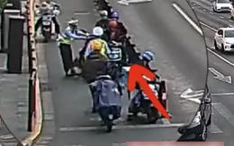 Nam shipper bất ngờ lên cơn động kinh khi đang đi giao đồ ăn, hiện trường khiến người đi đường hốt hoảng