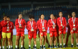 CĐV Việt Nam hát vang Quốc ca lúc trao HCB cho thầy trò HLV Mai Đức Chung