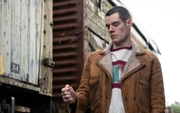 Xem phim Sex Education, tôi lạnh người khi nhớ lại lần mình tát con: "Từng đau mà sao vẫn mắc sai lầm như thế hệ trước?"