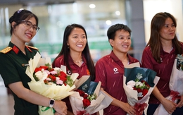 Bỏ lại "nỗi đau" trọng tài, ĐT nữ Việt Nam ngẩng cao đầu về nước trong yêu vòng tay yêu thương của người hâm mộ