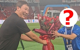 Đắc nhân tâm như HLV Kim Sang-sik: Vô địch SEA Games liền tặng hoa cho một nhân vật đặc biệt