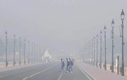 Ô nhiễm không khí nguy hại ở Ấn Độ: Học sinh chuyển sang học trực tuyến, 27 chuyến bay bị hủy, hơn 500 chuyến bị hoãn