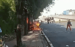 Bình gas phát nổ ở gần cầu vượt Linh Xuân, xe bún riêu tan tành