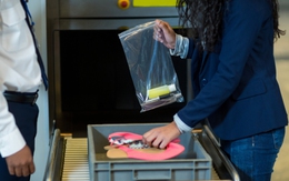 Cảnh báo khẩn cho ai còn để điện thoại lên khay soi an ninh sân bay