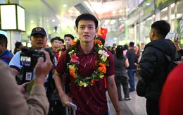 "Người hùng" U22 Việt Nam Thanh Nhàn về nước trong vòng tay người hâm mộ: "Đông quá ạ, thật sự rất tuyệt vời"