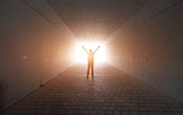 Vì sao con người nhìn thấy “đường hầm ánh sáng” khi cận tử? Khoa học có câu trả lời