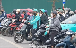 'So găng' xe xăng và xe điện trên đường phố Hà Nội