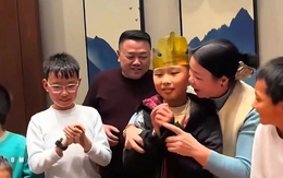 Bức ảnh sinh nhật đáng xấu hổ nhất năm: Con trai mặt buồn thiu còn bố mẹ bị chỉ trích khắp MXH