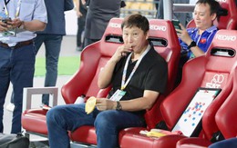 Không có HCV SEA Games, HLV Kim Sang-sik bình thản ăn vặt, quay clip học trò