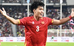 Tuyển thủ U22 Việt Nam gây sốt vì "bớt việc" của phiên dịch viên, trả lời phỏng vấn bằng tiếng Anh cực mượt