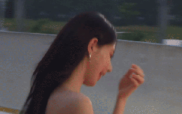 Tréo ngoe: Búp bê đẹp nhất showbiz được các nam sinh ùn ùn theo đuổi, cô vừa đeo kính lên tất cả “chạy mất dép”