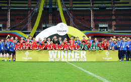 Ông Park Hang-seo chúc mừng U22 Việt Nam, tặng quà đặc biệt cho HLV Kim Sang-sik