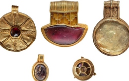 Dò kim loại, 2 người dân đào được kho báu chứa vàng, ngọc hồng lựu