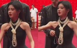 Cam thường lộ vai dị dạng của mỹ nhân 4000 năm có một