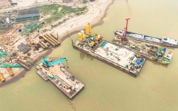 Cận cảnh công trường thi công cầu vượt sông Hồng gần 10.000 tỷ đồng