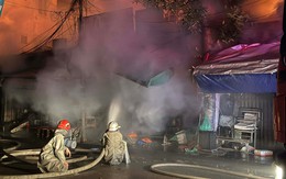 Cháy chợ ở Hà Nội, nhiều hộ dân phải sơ tán trong đêm