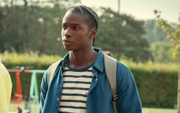 Xem phim Sex Education, tôi đau đớn nhận ra mình đã bóp nghẹt con người thật của con suốt 18 năm